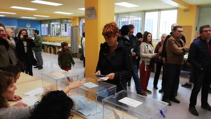 Bakartxo Ruiz (EH Bildu) acude a votar al colegio Patxi Larrainzar de Pamplona