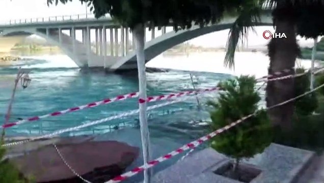 Sahil yolunda heyelan...Vatandaşın ölümden saniyelerle kurtulduğu heyelan anları kamerada