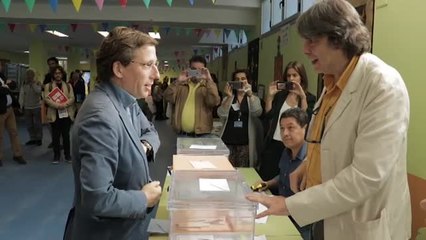 Martínez-Almeida acude a primera hora a votar en unas elecciones "extraordinariamente importantes"
