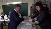 Revilla vota en Santander y habla con su médico en directo