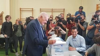 Maragall vota acompañado de su familia