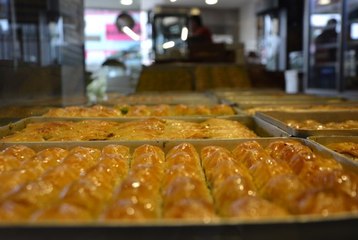 Cevizli baklavada ekmek kırıntısı hilesi