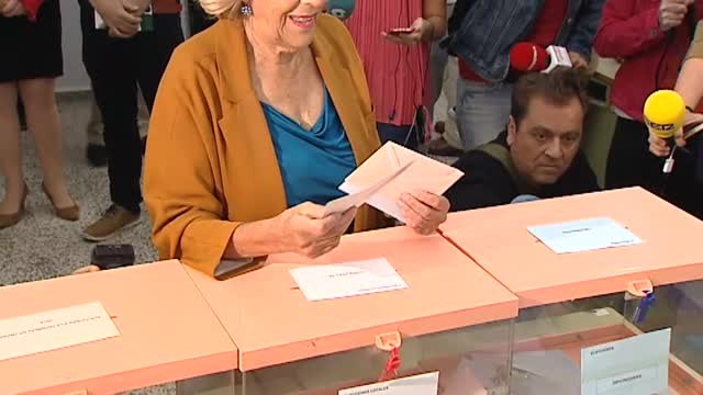 Carmena vota en Madrid y llama a la participación