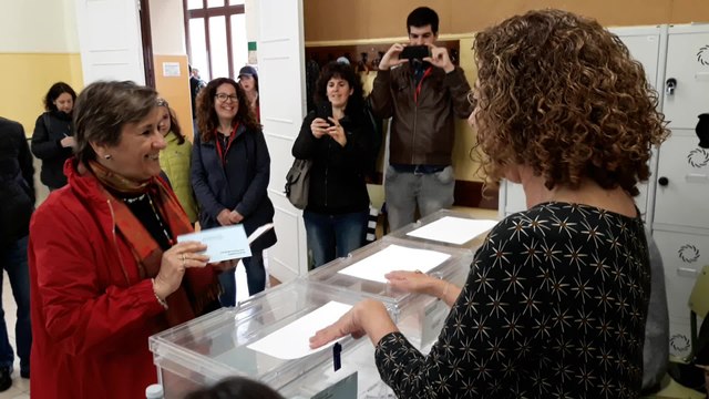 De Simón (I-E) pide a los ciudadanos tras votar que no se queden en casa