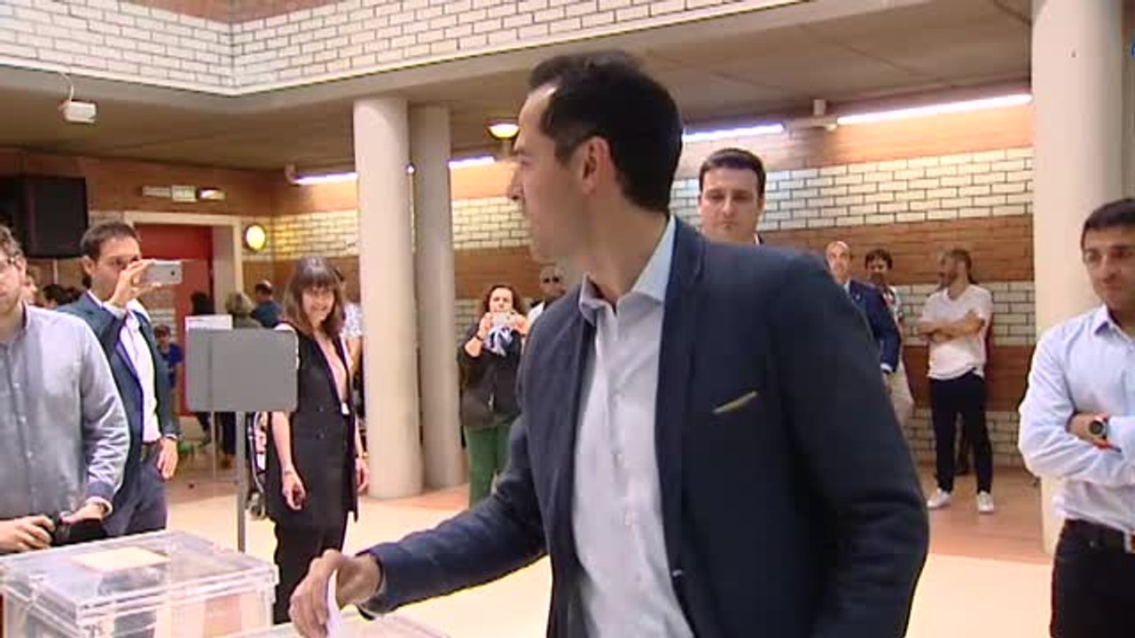 Aguado vota en Alcobendas y anima a todos los madrileños a pasar por las urnas