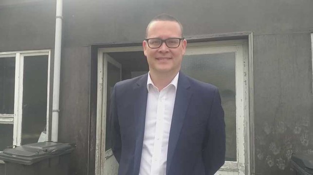 Raoul Hedebouw particulièrement sollicité à son arrivée au bureau de vote
