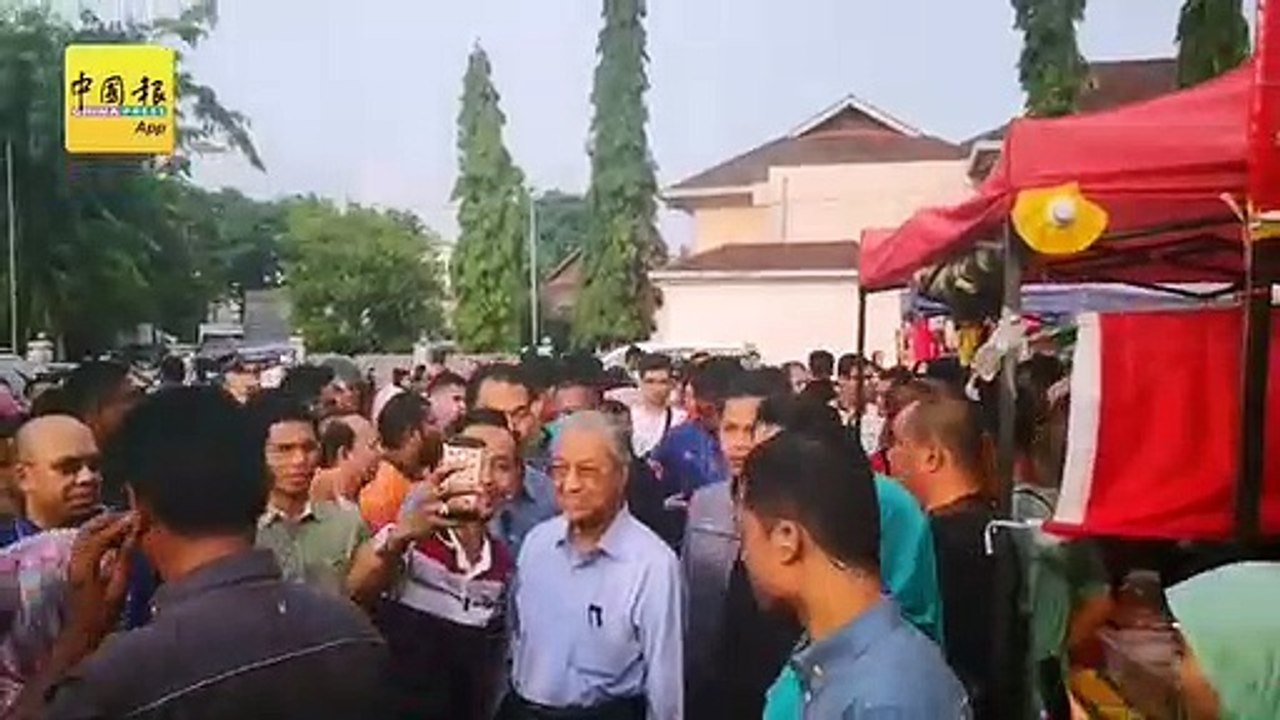 不让 Bossku专美 马哈迪驾车去逛市集