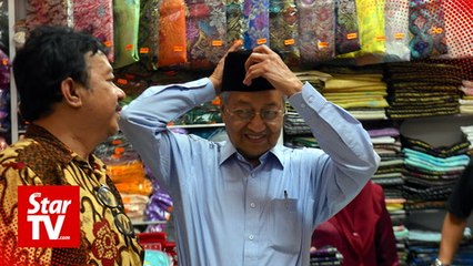 Dr Mahathir and wife shop for Raya treats