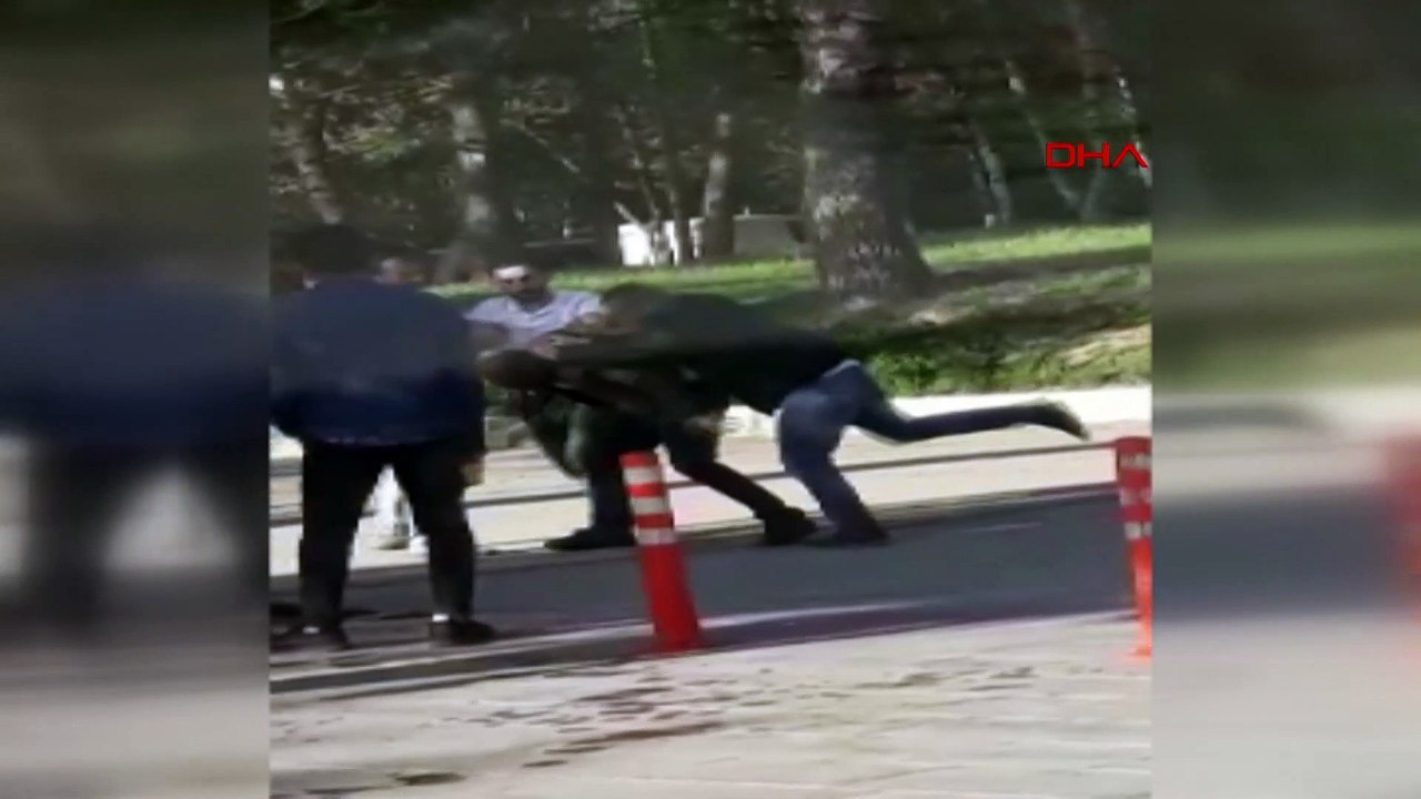 Üniversite kampüsünde "fotoğraf" dayağı