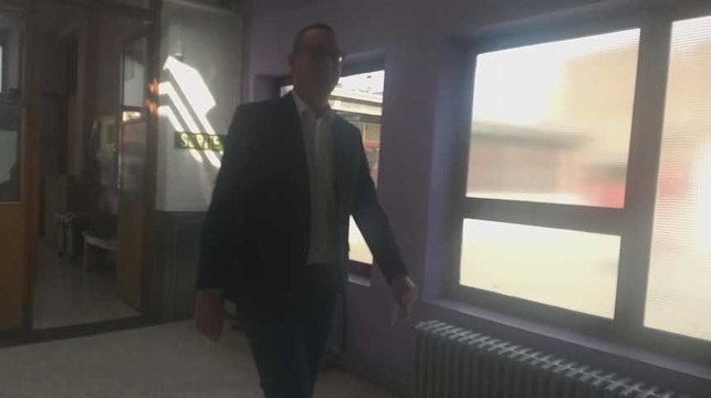 Raoul Hedebouw particulièrement sollicité à son arrivée au bureau de vote