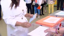 Begoña Villacís acude a votar en Chamberí acompañada de su hija recién nacida