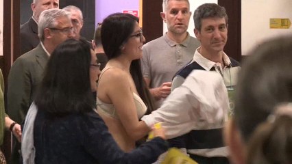 Rifirrafe entre una apoderada de ERC y otro de Vox por una camiseta sobre presos.