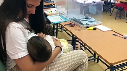 Presidenta de mesa amamanta a su hijo al no aceptar Junta Electoral recurso