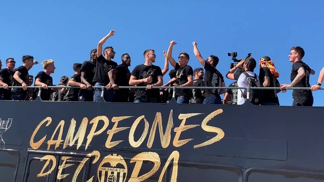 Los jugadores del Valencia CF cantan campeones, campeones