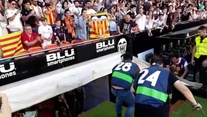 El Valencia CF le ofrece la copa a su afición y Mestalla se cae