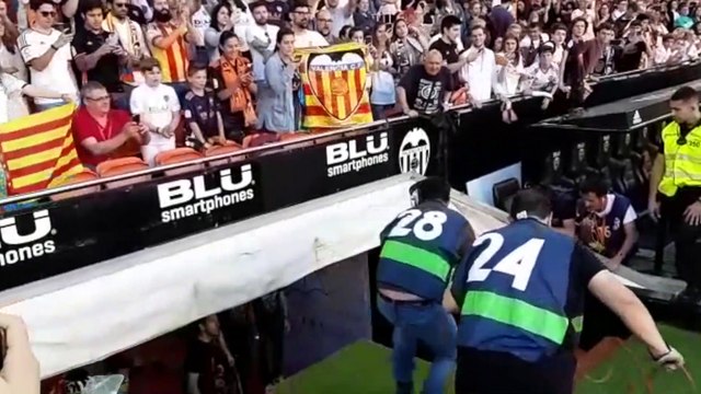 El Valencia CF le ofrece la copa a su afición y Mestalla se cae