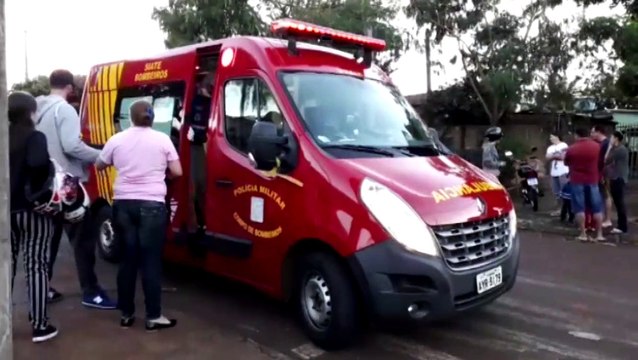 Jovens ficam feridos em colisão entre carro e moto