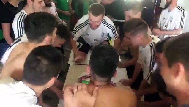 LIESSE DE JOIE DANS LES VESTIAIRES.....LA MONTEE EN D2