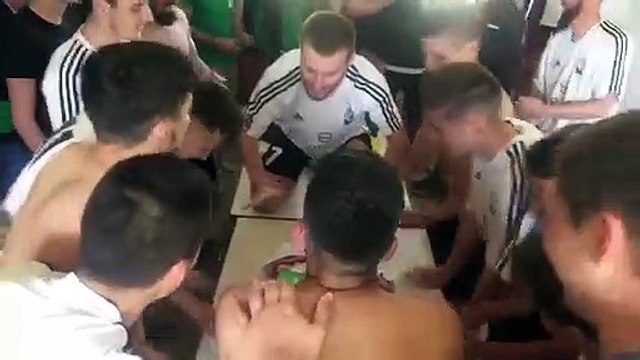 SCENE DE JOIE DANS LES VESTIAIRES.....LA MONTEE EN D2