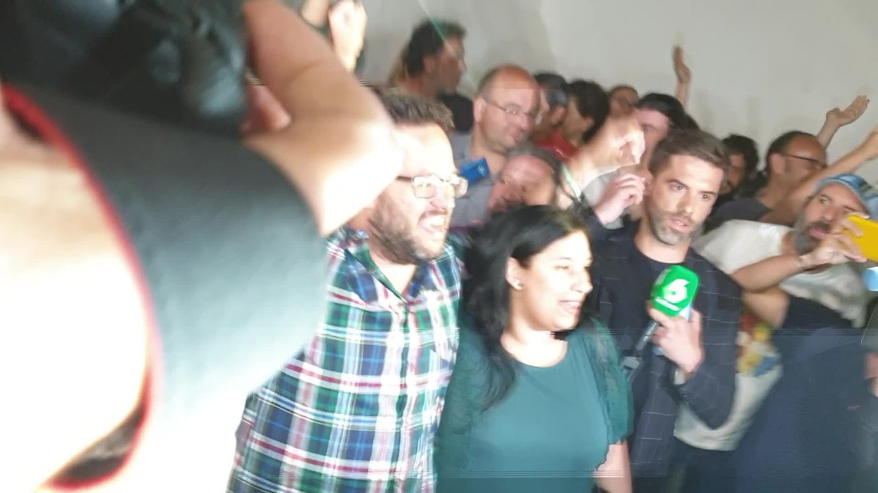 'Kichi', recibido entre aplausos al rozar la mayoría absoluta