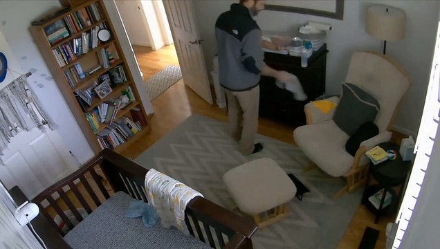 Un père rattrape son bébé avant qu'il tombe de la table à langer