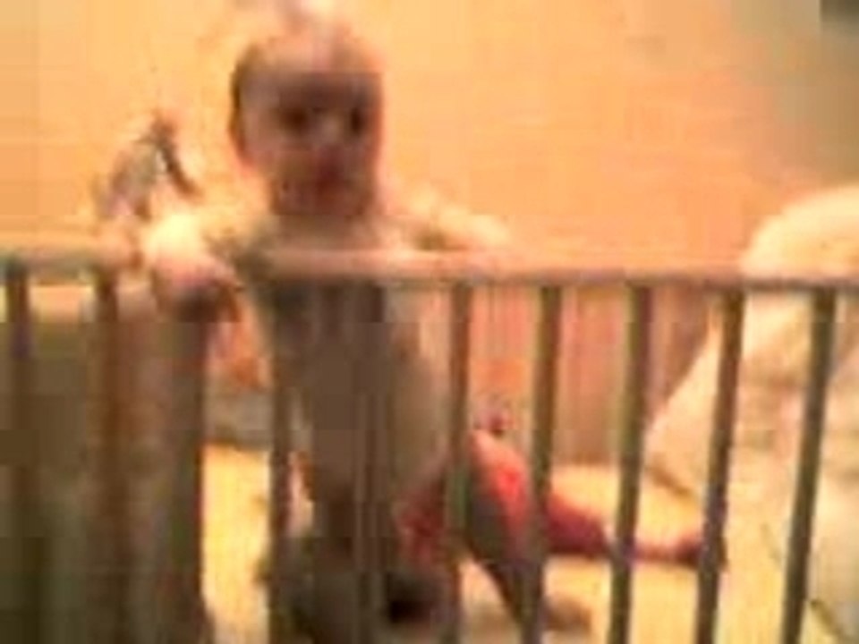 8 mois pile ! Enzo debout  (2)