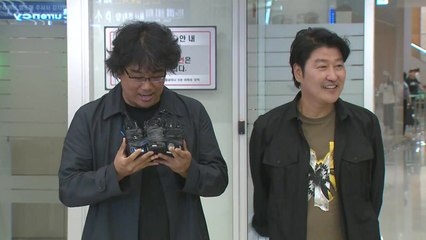 [현장영상] "살다 보니...ㅎㅎ" 마이크 건네받은 봉준호 감독 반응 / YTN