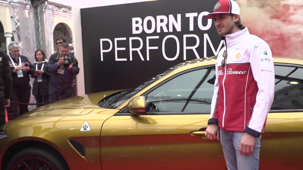 Alfa Romeo Formel-1-Fahrer Antonio Giovinazzi besucht Start der Mille Miglia