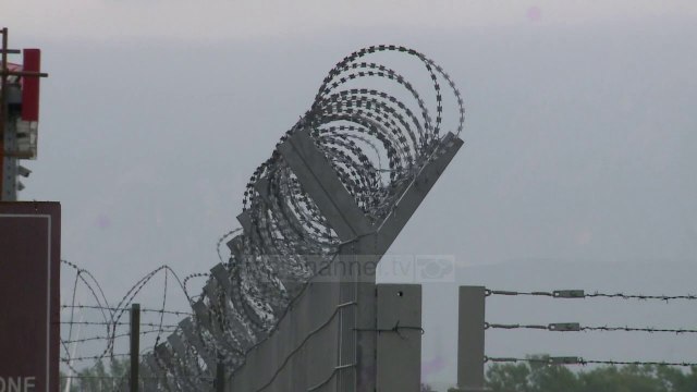 Policia rrethon aeroportin. “Austrian Airlines”: Jo më transport parash nga Shqipëria