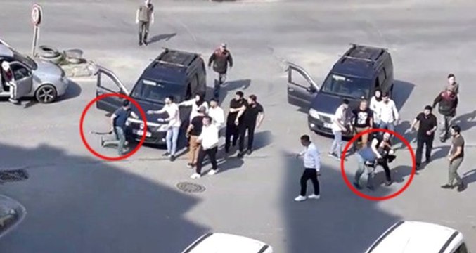 Kemerle Saldıran Sürücünün Yediği Yumrukla Nakavt Olduğu An Kamerada!