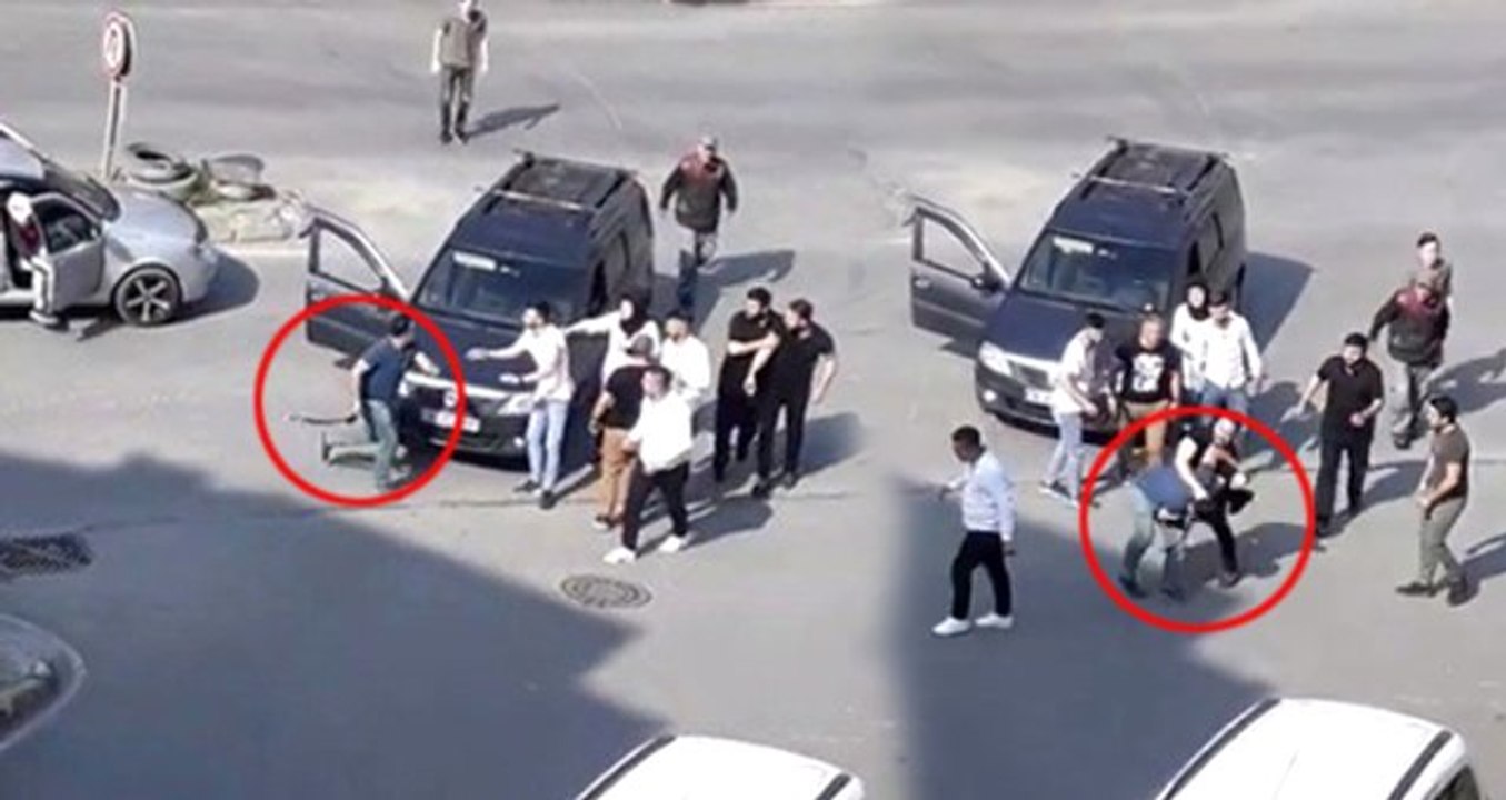 Kemerle Saldıran Sürücünün Yediği Yumrukla Nakavt Olduğu An Kamerada!
