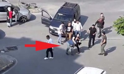 Kemerle saldıran sürücü, yediği yumrukla yere yığıldı