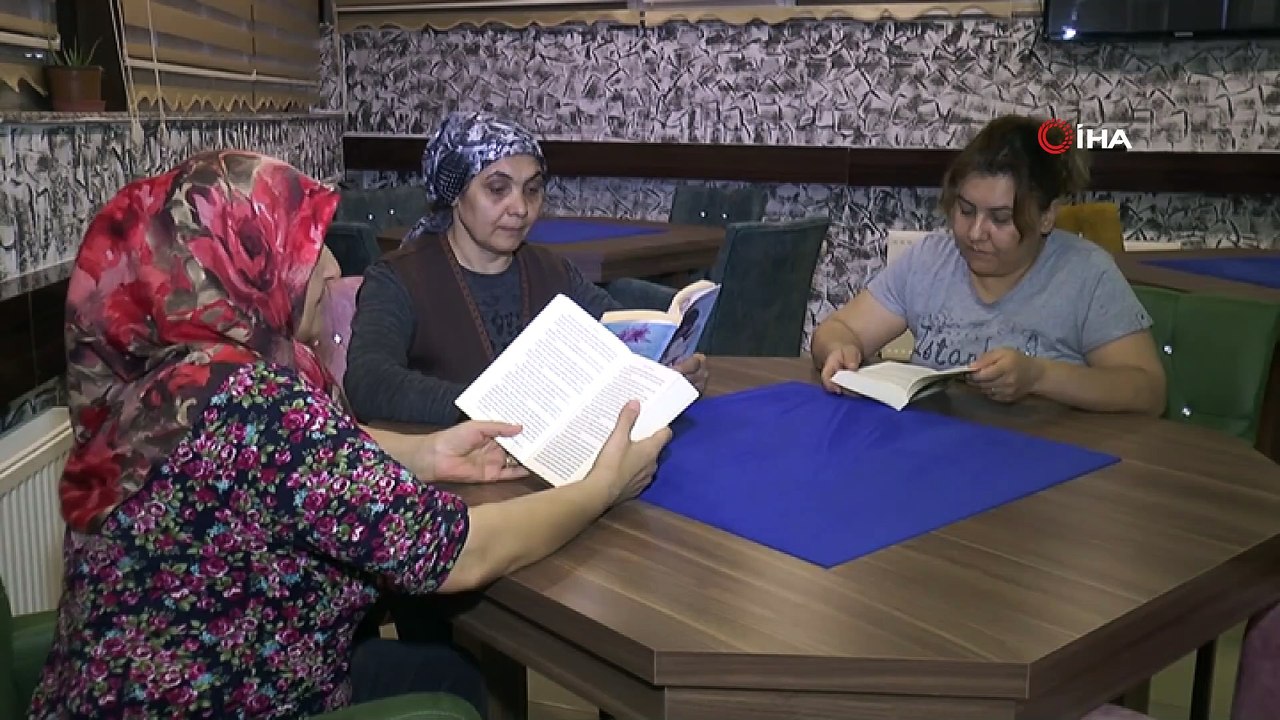 Bu kafede kitap okuyana çay ve kahve ücretsiz