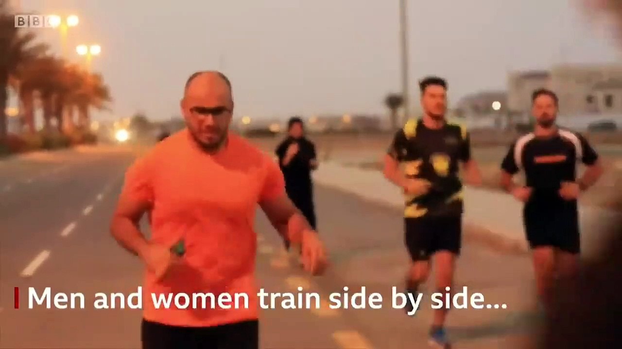 Saudi women runners push boundaries on the streets - BBC News