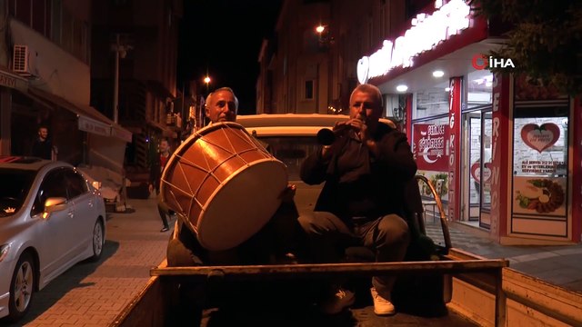 Vatandaşları sahura yöresel türküler eşliğinde kaldırıyorlar