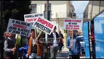 Report Tv - Protesta/ Nisen drejt Tiranës demokratët e Sarandës dhe Beratit