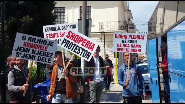 Report Tv - Protesta/ Nisen drejt Tiranës demokratët e Sarandës dhe Beratit
