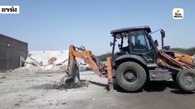 રાજકોટમાં ગેરકાયદેસર 15 બાંધકામો પર બૂલડોઝર ફરી વળ્યું