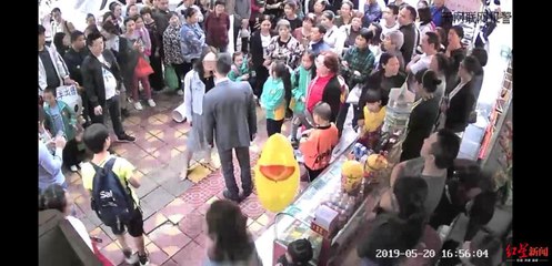 فتاة تصفع شاب 52 مرة أمام الناس في الشارع