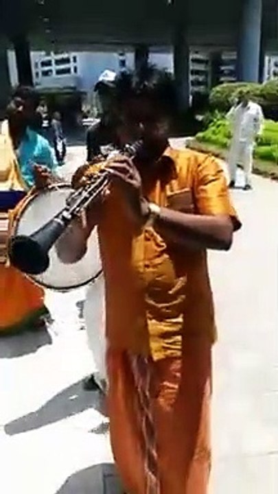 டெல்லி சென்றடைந்தார் திருமா மக்கள் உற்சாக வரவேற்பு