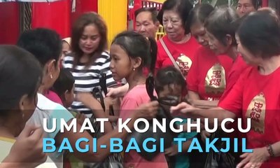 Umat Konghucu  Bagi-Bagi Takjil