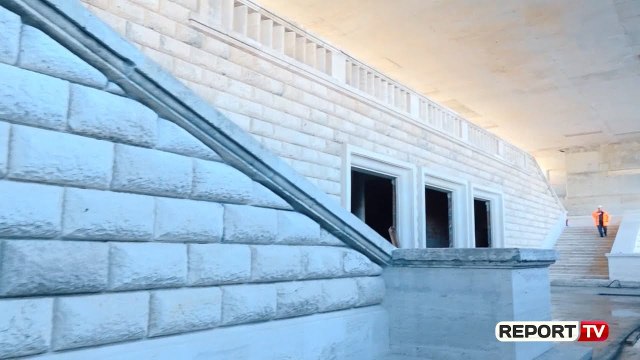 Report TV - Vendosja e fasadës historike, ministrja Margariti viziton “Arenën Kombëtare”
