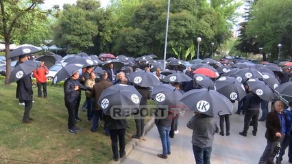 Report TV - Pamjet, te selia e PD shpërndahen çadrat 'Ik'