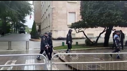 RTV Ora - Pak para nisjes së protestës, policia kordon para Kryeministrisë