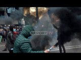 Report TV - Protestuesit qëllojnë me bojë, perime e kaspolla drejt kryeministrisë