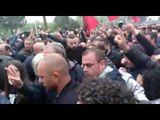 Report TV - 'Sala, Sala! Luli, Luli'...Video e mbërritjes në protestë e Bashës dhe Berishës