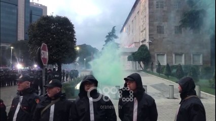 RTV Ora -  Protesta e opozitës, fishekzjarre dhe tymuese drejt policisë