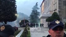 RTV Ora - Momenti kur protestuesit kalojnë kordonin dhe hipin ne shkallet e kryeministrise