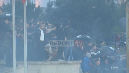 Report Tv - Protestuesit çajnë kordonin e policisë