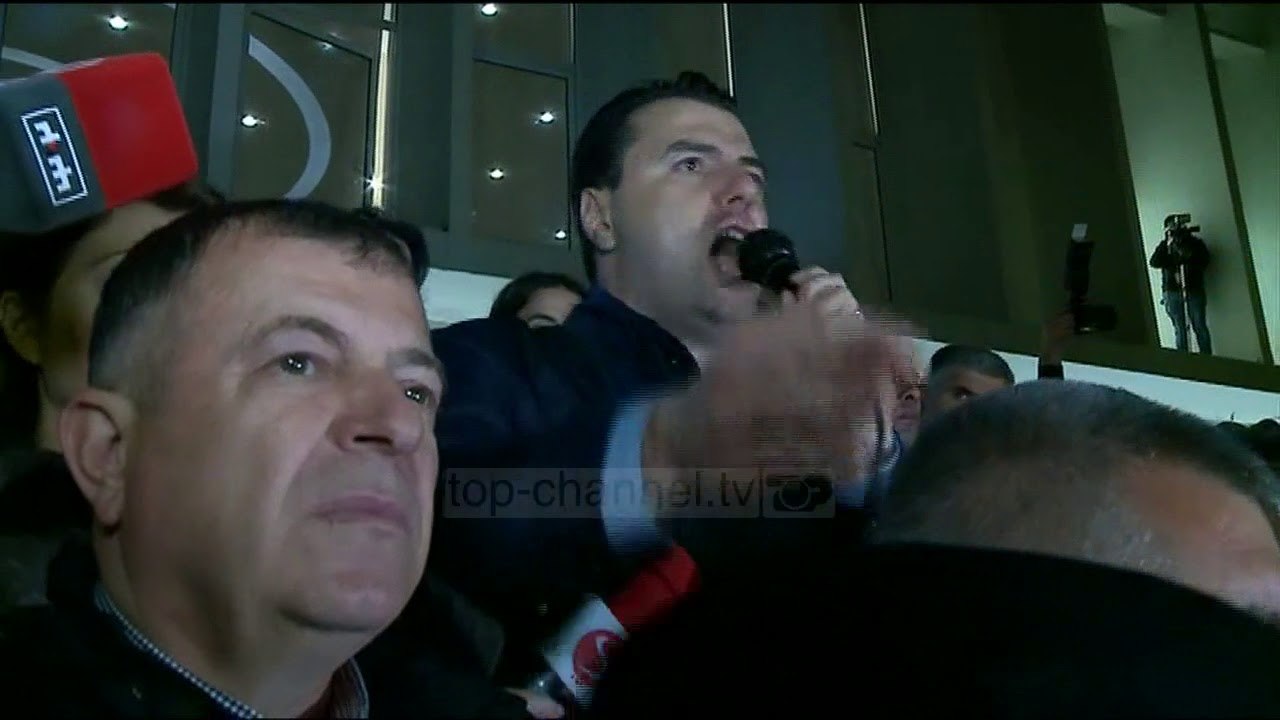 Opozita sulmon Parlamentin  - Top Channel Albania - News - Lajme